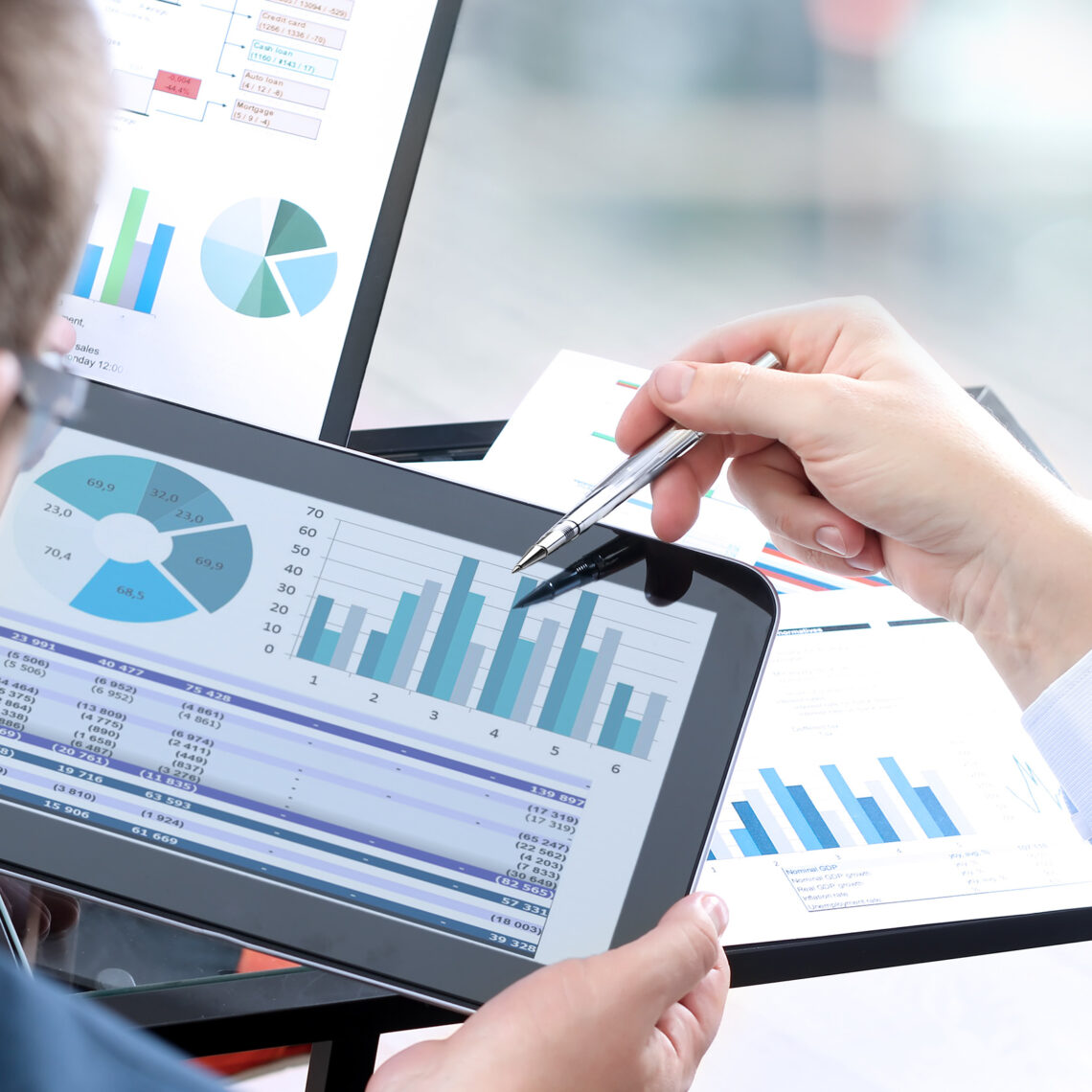 Experte mit Tablet Foto: Saklakova/stockAdobe.com