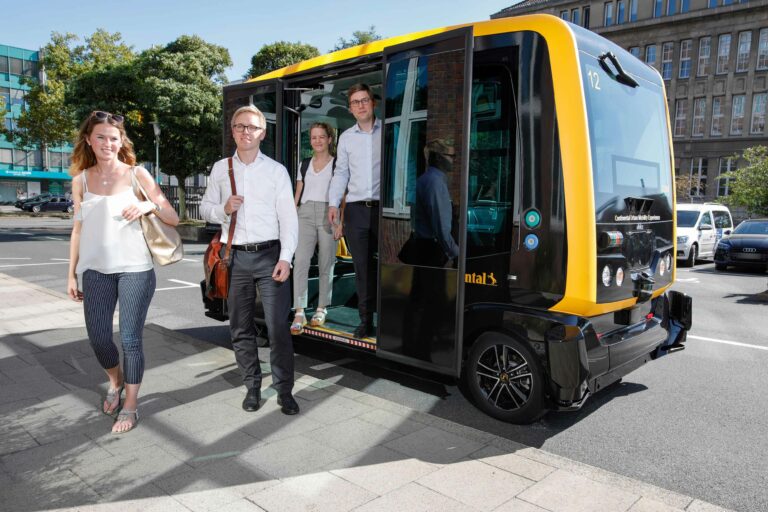 Foto: Continental AG Menschen verlassen einen E-Bus